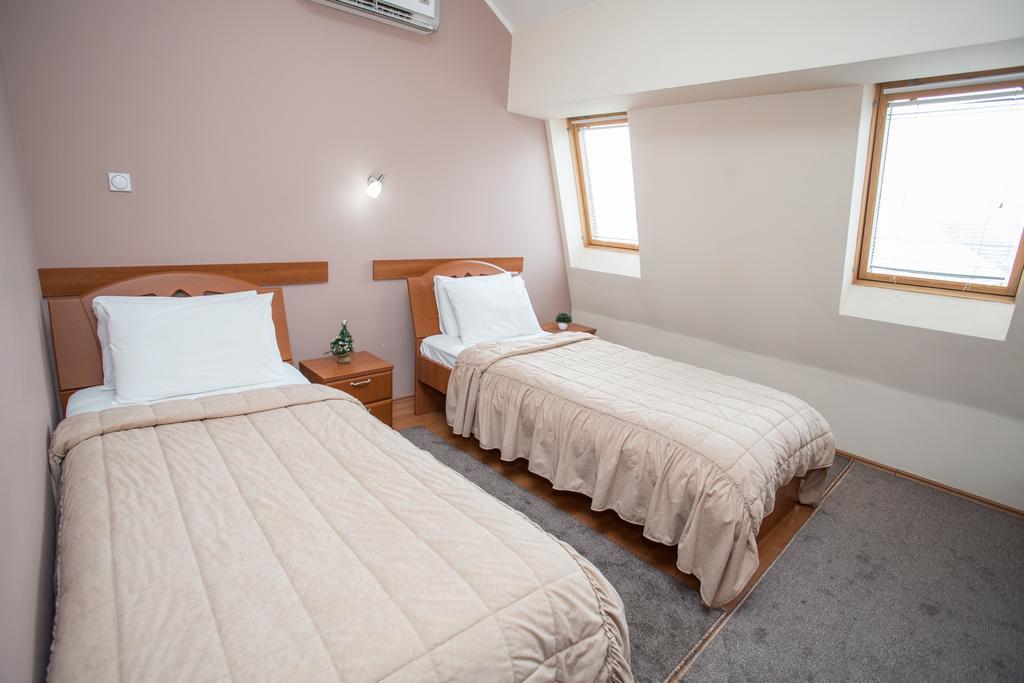 Sin-Kom Hotel Garni Pirot Phòng bức ảnh