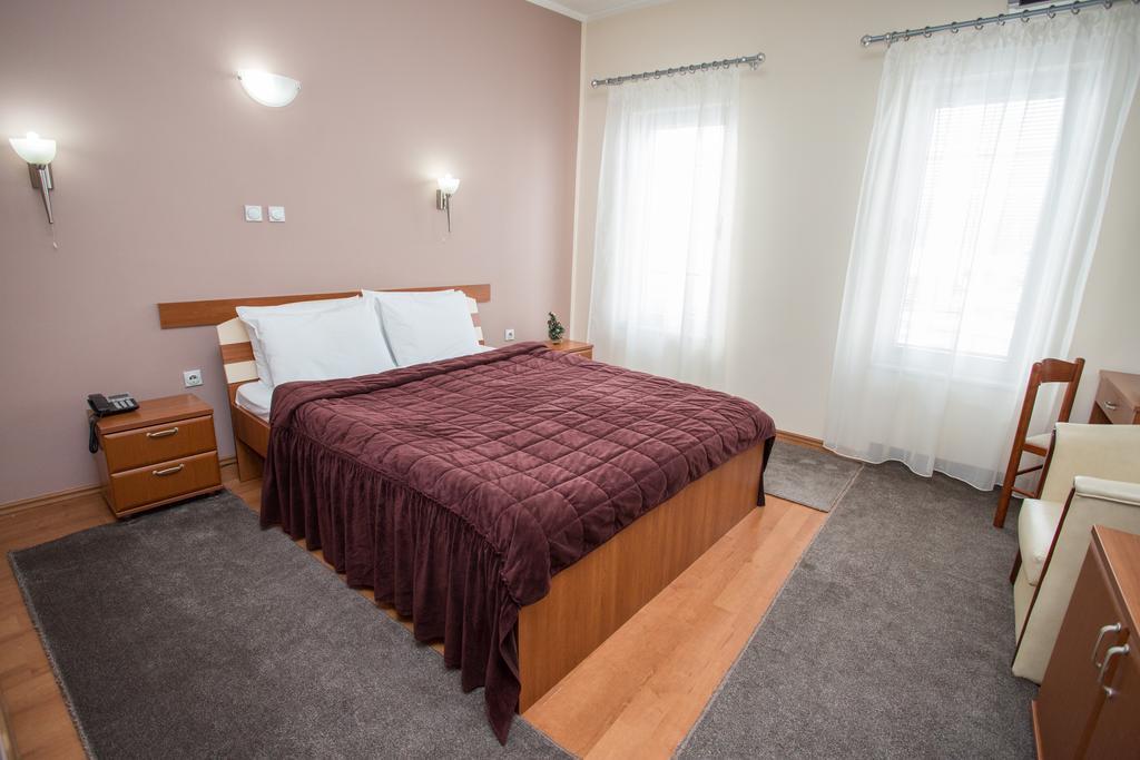 Sin-Kom Hotel Garni Pirot Phòng bức ảnh